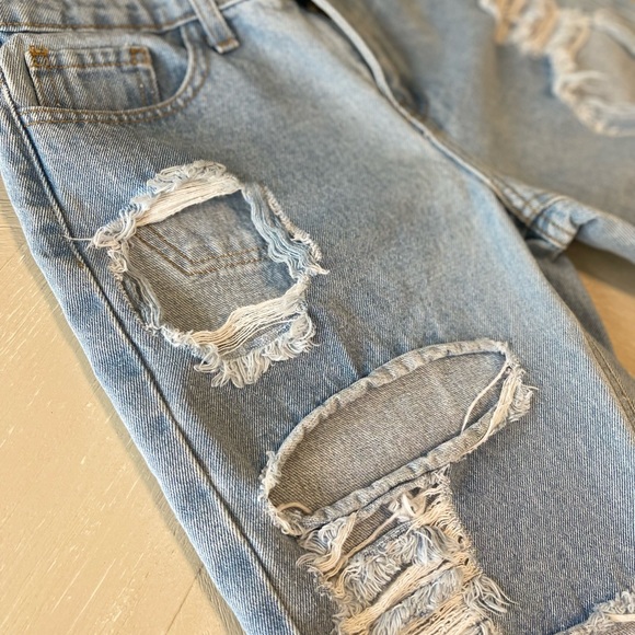 FASHION NOVA distressed capri’s - Picture 2 of 4